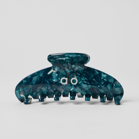 NWT Alo Yoga 90’s Claw Clip Ivy Garden - Picture 3 of 4